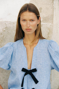 BLOUSE À LACETS AVEC LIN