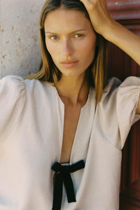 BLOUSE À LACETS AVEC LIN