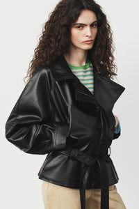 BLOUSON EN MATIÈRE SYNTHÉTIQUE AVEC CEINTURE