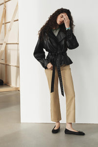 BLOUSON EN MATIÈRE SYNTHÉTIQUE AVEC CEINTURE