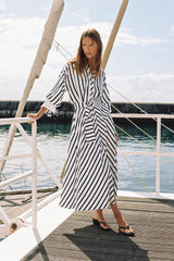 ROBE MI-LONGUE À RAYURES AVEC CEINTURE